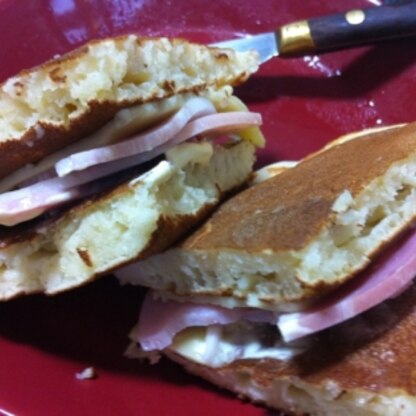 そのまま食べるのもすっごいおいしかったのですが、ハムとチーズを挟んで、食べてみました♪ 生地のやさしい甘みとふわふわ感がおいしかったです。またリピします！